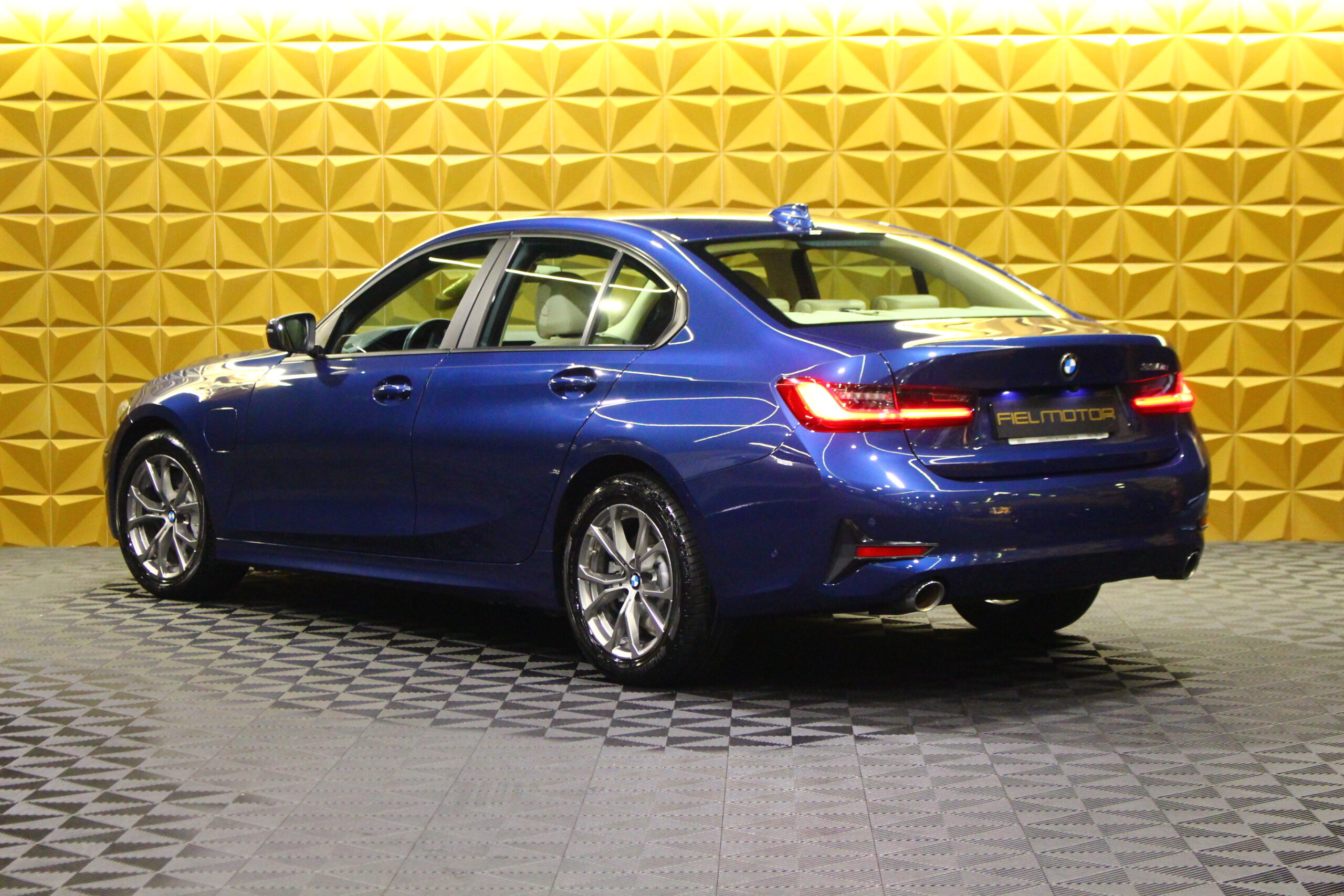 BMW 330 e Line Luxury Auto