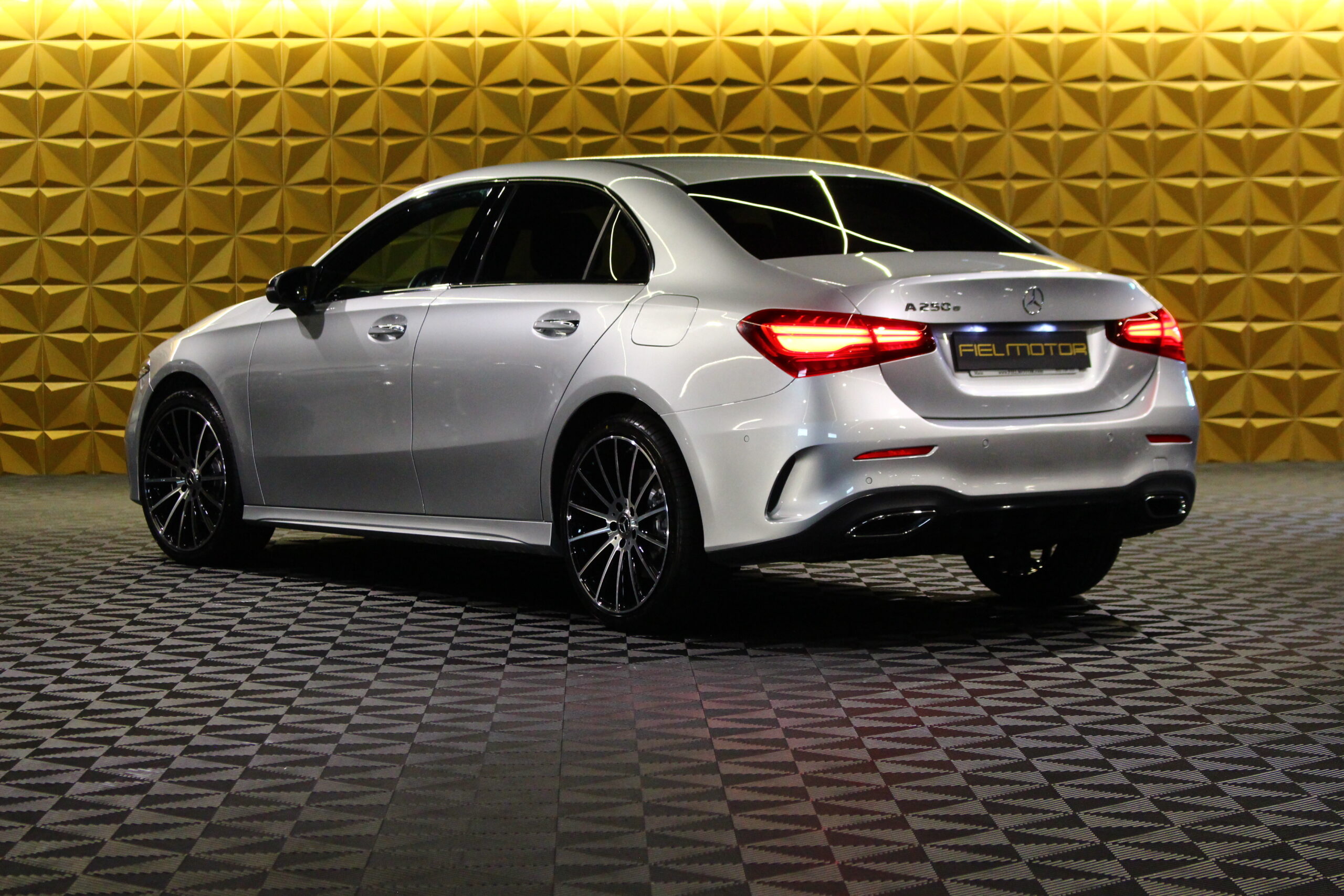 Mercedes-Benz A 250 e AMG Line