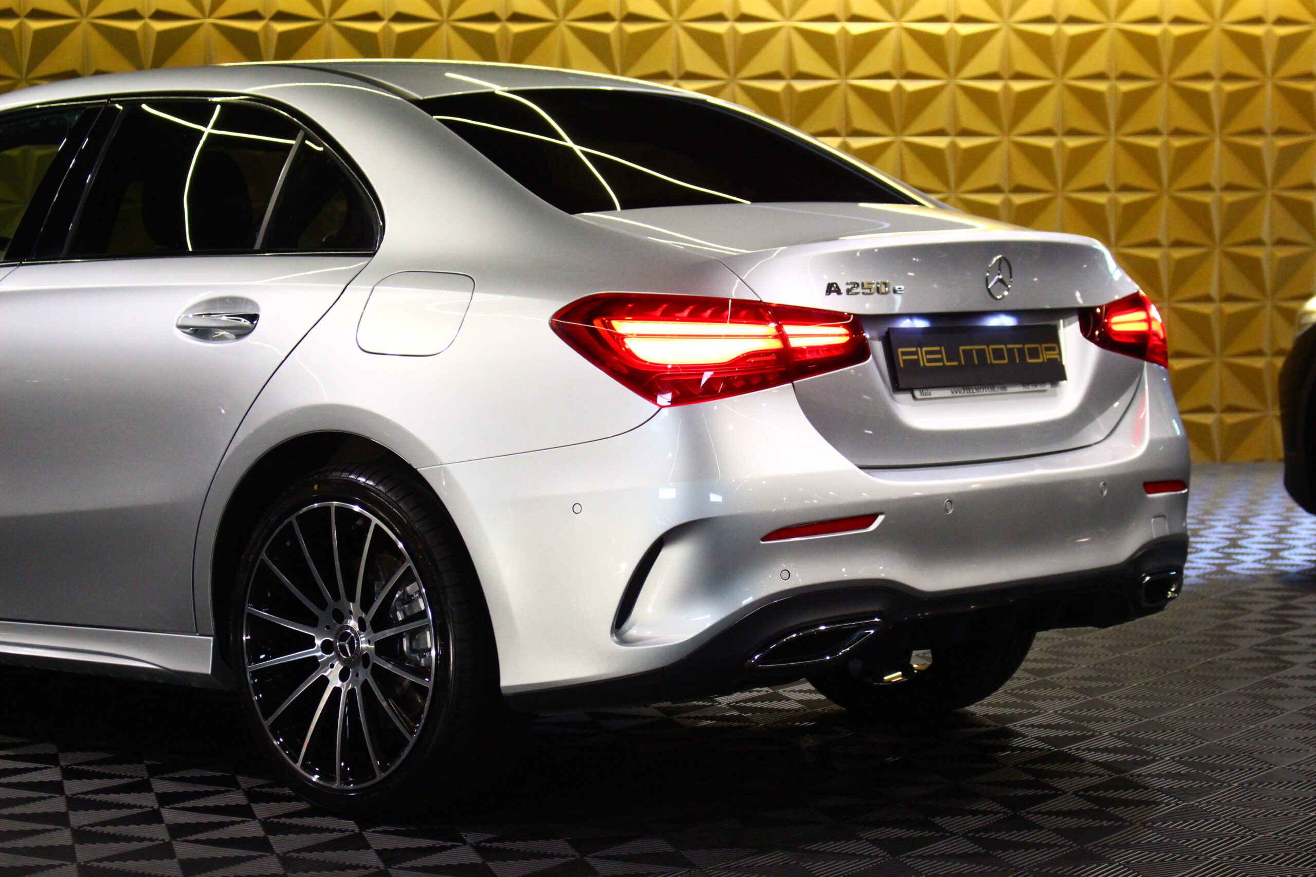 Mercedes-Benz A 250 e AMG Line