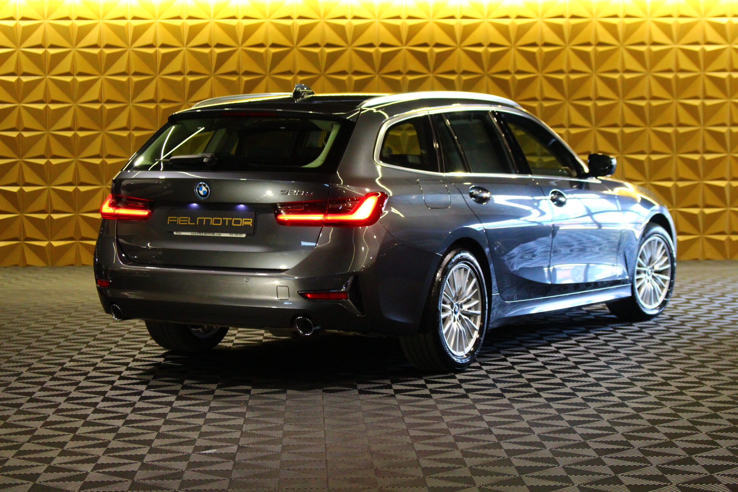 BMW 320e Touring Luxury Auto