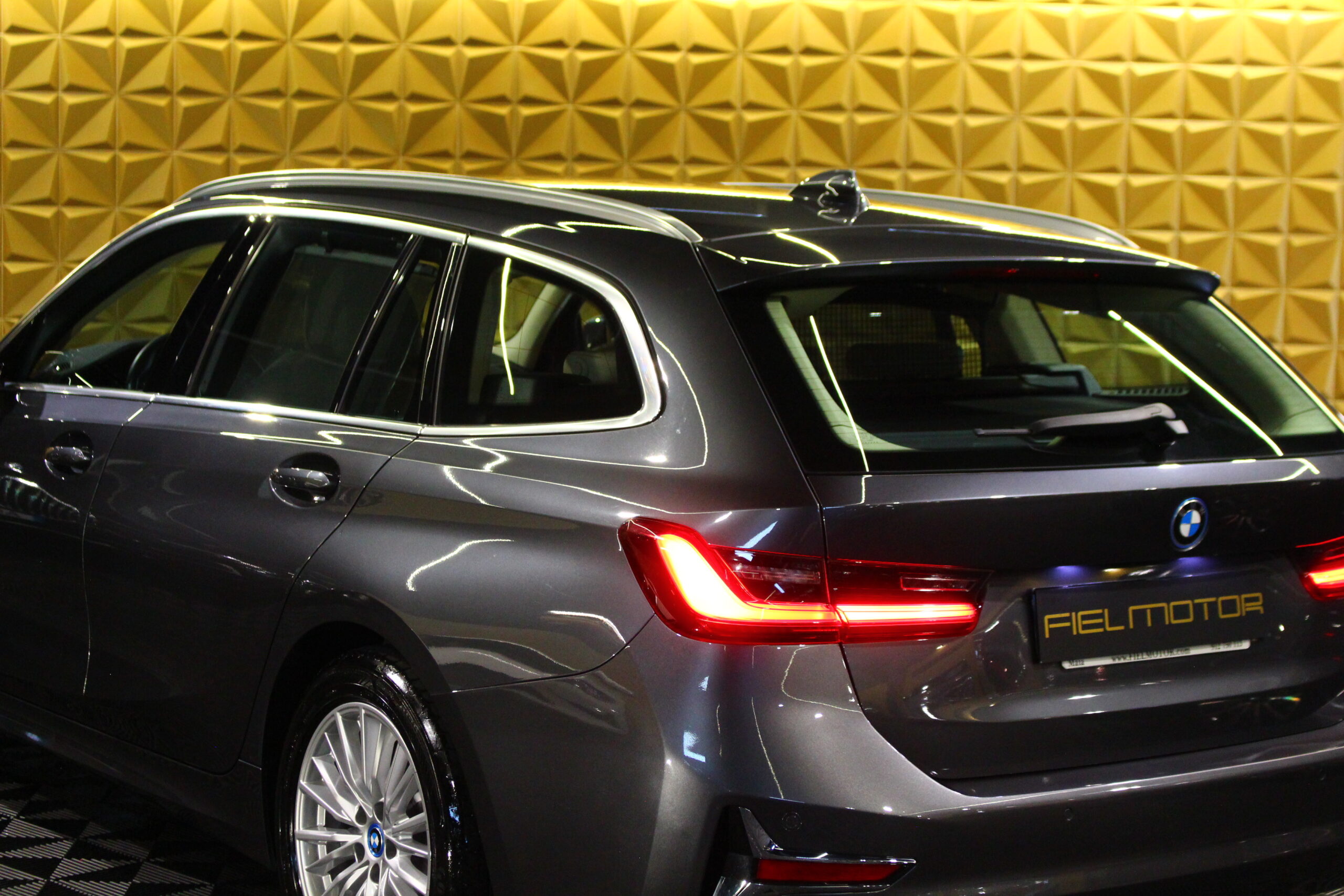 BMW 320e Touring Luxury Auto